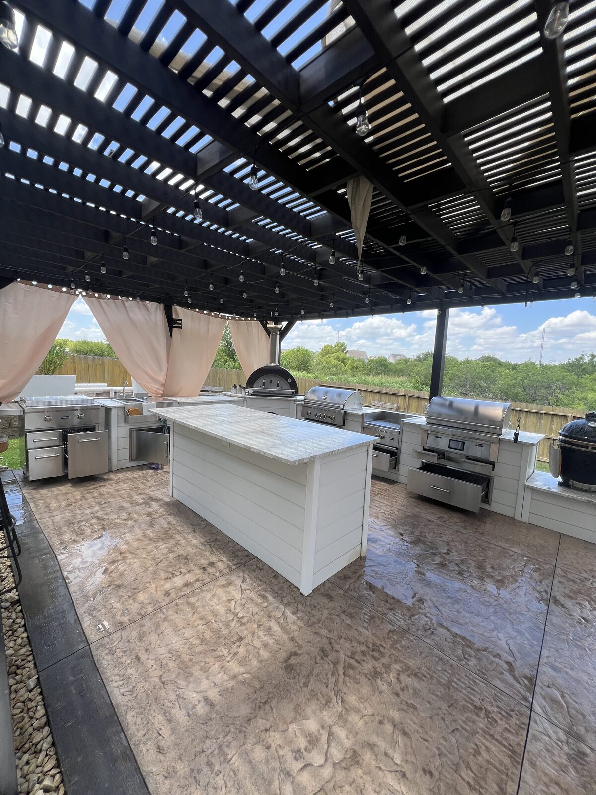 Full Coyote outdoor kitchen under pergola, San Antonio